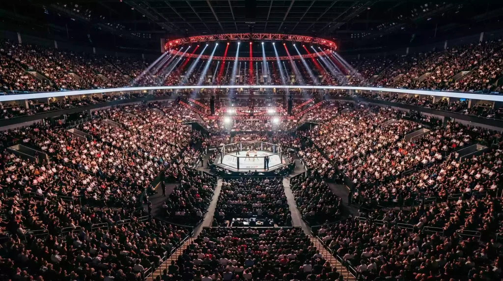 Octógono do UFC iluminado durante um evento ao vivo com público nas bancadas